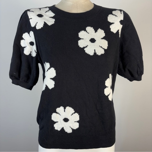 GAP Tops - ❤️ GAP Black and White Daisy Short Sleeve Top M